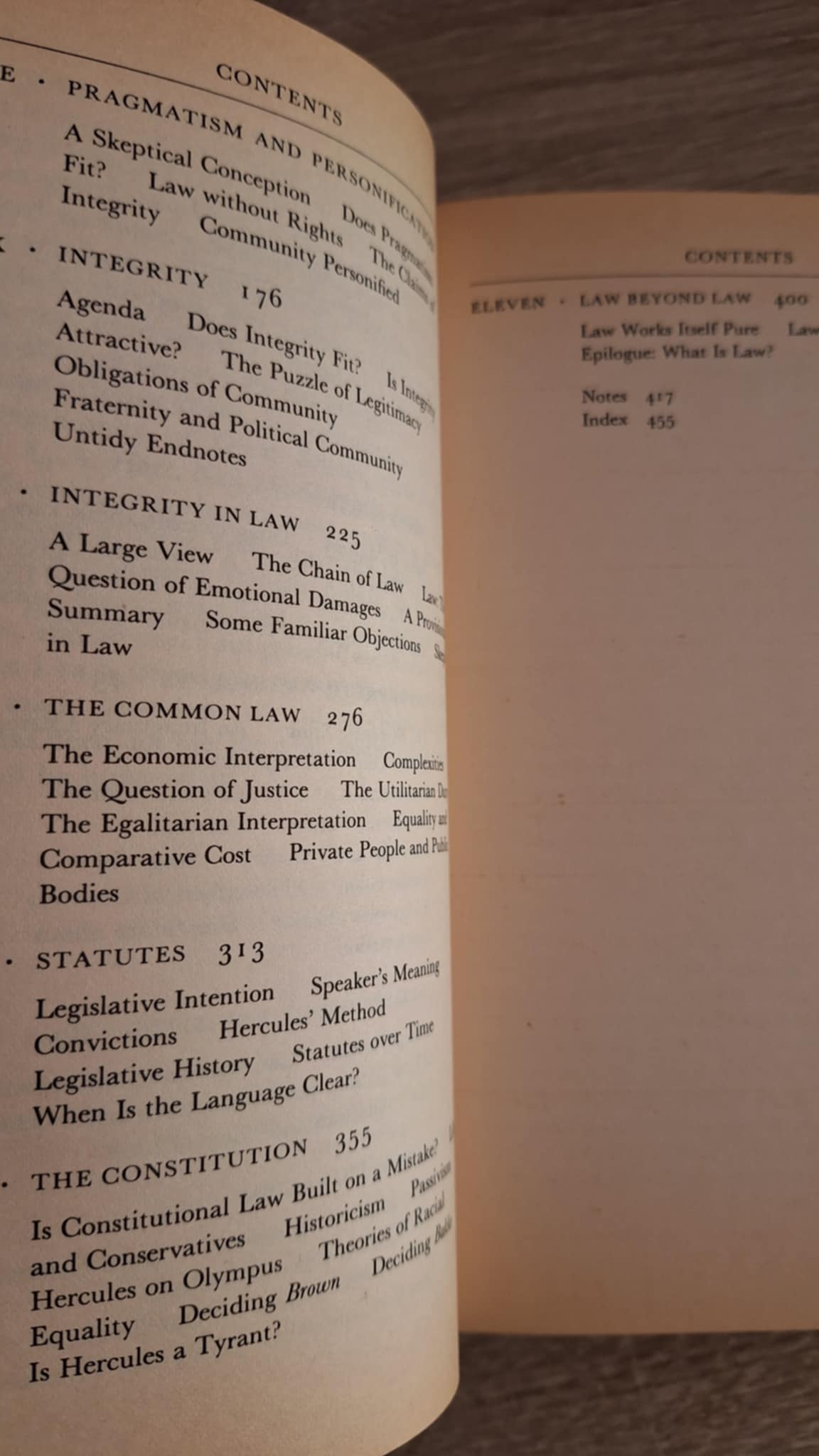 Ronald Dworkin - Law's Empire - εξώφυλλο βιβλίου 4