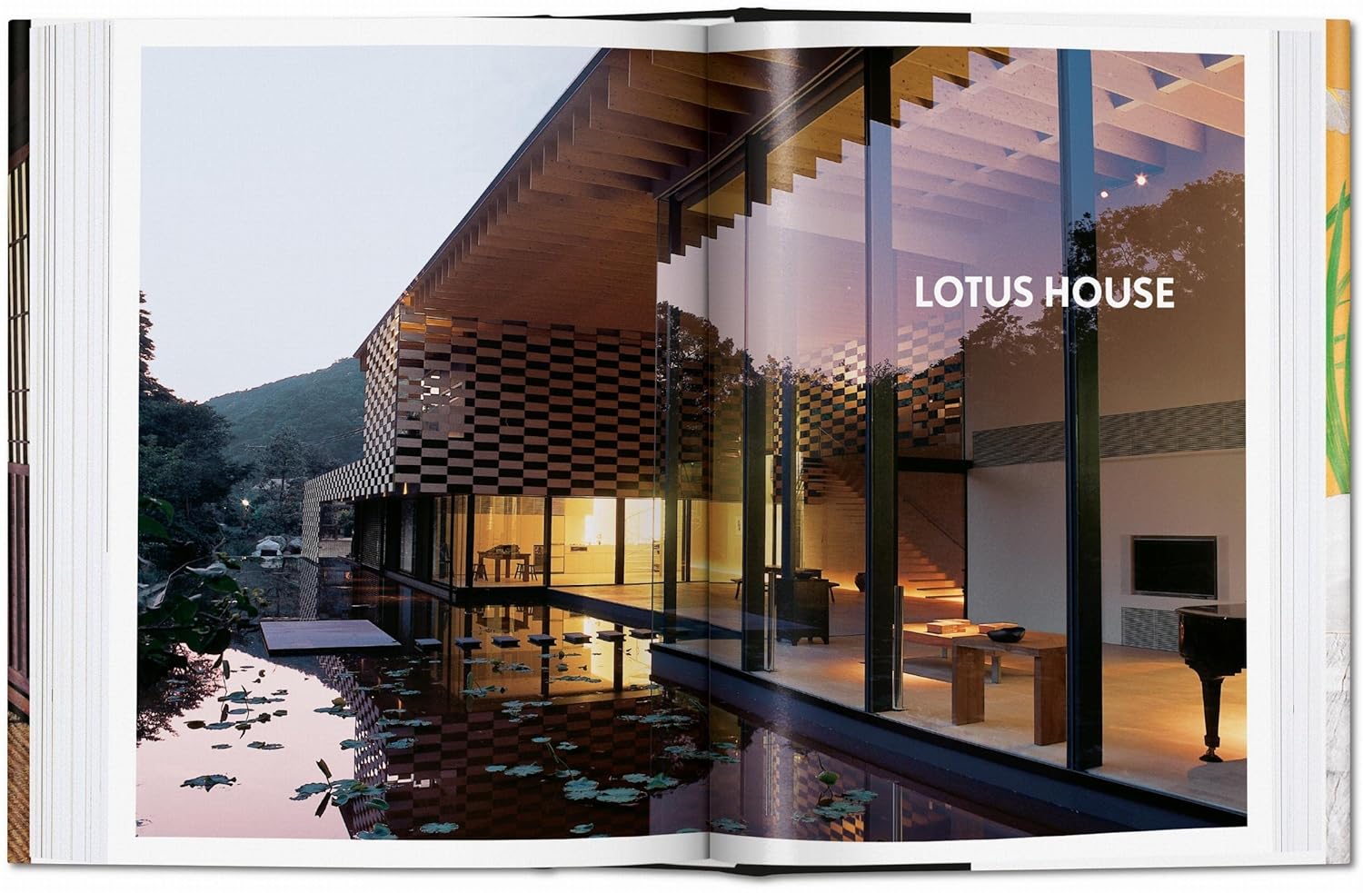 Living in Japan (45th Edition) εξώφυλλο βιβλίου